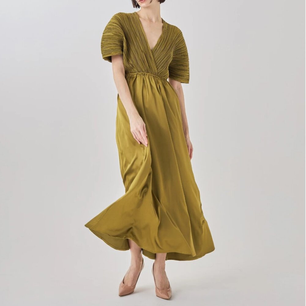 AMATERAS Elegant satin pleated dress. Cream colour